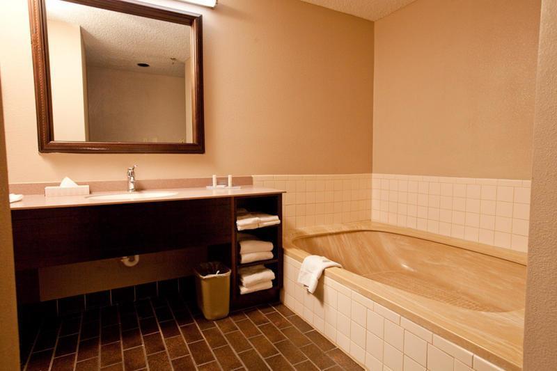 The Atrium Hotel And Conference Center Springdale Room photo